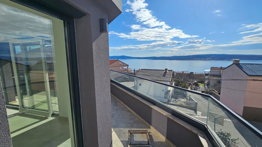 Vue latérale sur le balcon de l'appartement à vendre à Crikvenica avec ciel dégagé et vue mer