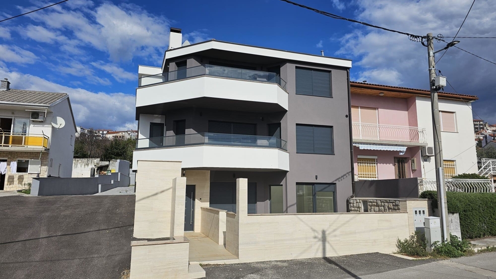 Vue extérieure d'un appartement moderne à vendre à Crikvenica, golfe du Kvarner, avec plusieurs étages et balcons
