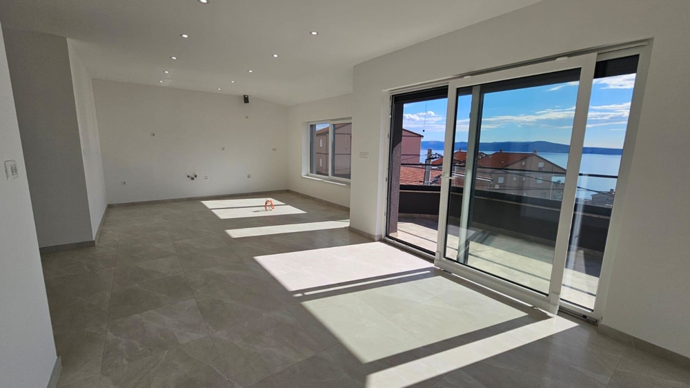 Salon baigné de soleil de l'appartement à vendre à Crikvenica avec accès au balcon et vue sur la côte
