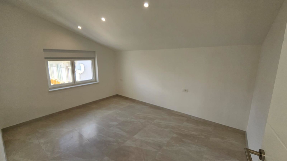 Grande chambre dans un appartement à vendre dans le golfe du Kvarner, Crikvenica, avec lumière naturelle et spots encastrés