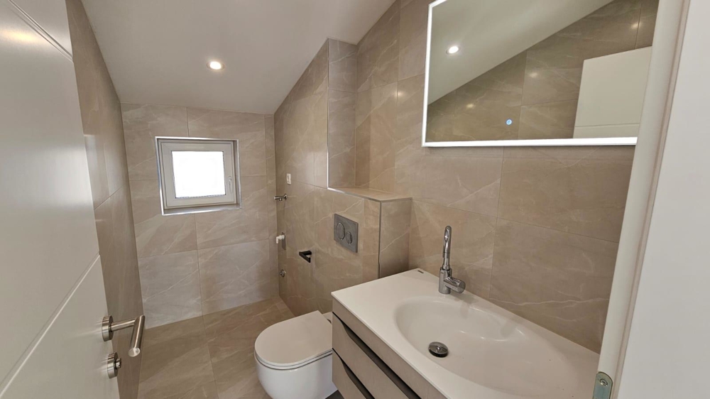 Salle de bains moderne avec douche à l'italienne dans l'appartement à vendre à Crikvenica, golfe du Kvarner, Croatie