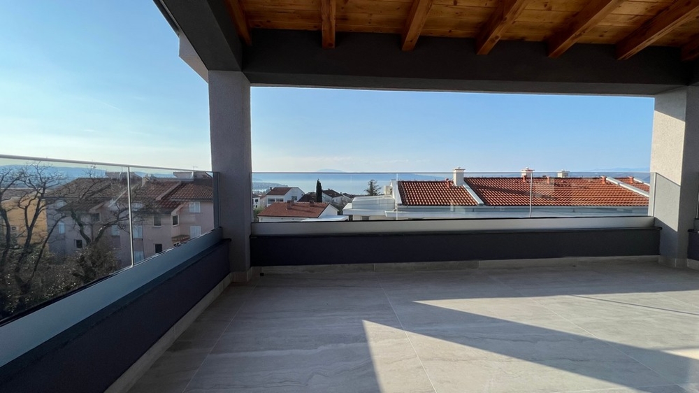 Appartement à Krk avec terrasse couverte donnant sur la baie