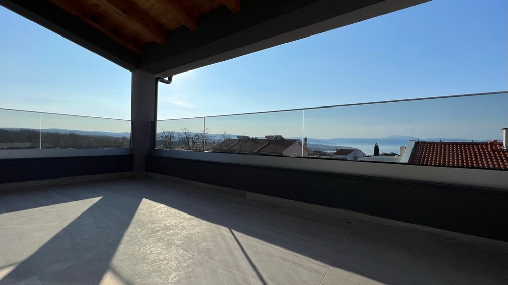 Impressionnante vue mer depuis une spacieuse terrasse, un atout pour les personnes intéressées par des biens immobiliers en Croatie.