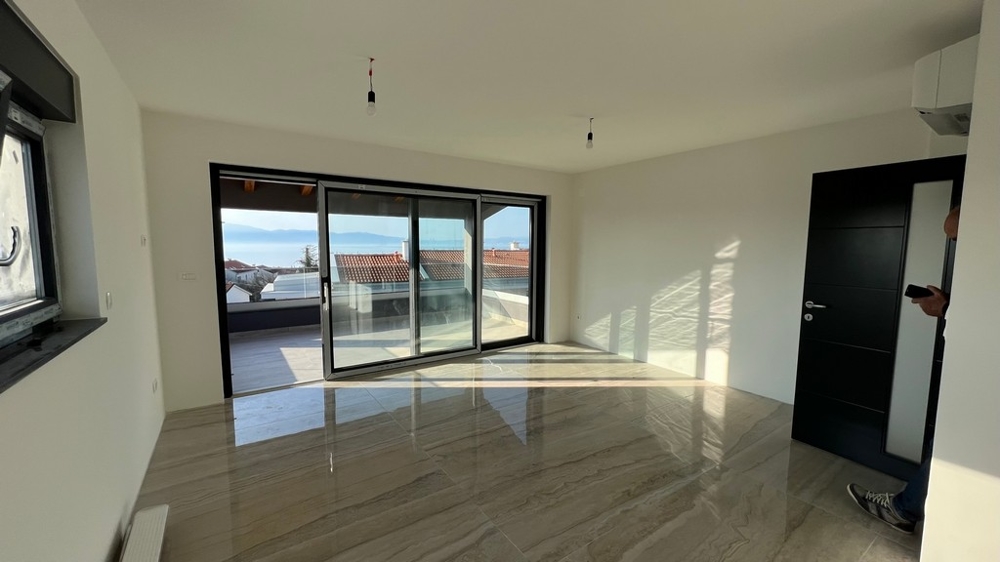 Séjour lumineux avec accès direct à la terrasse, caractéristique des biens immobiliers en Croatie.