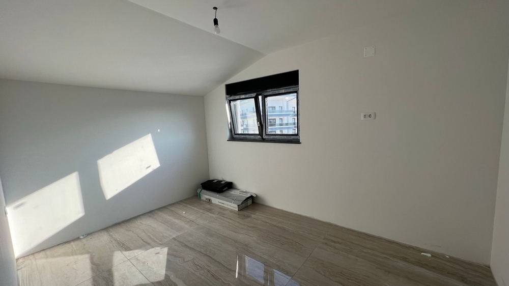 Salon à l'aménagement minimaliste avec sol carrelé clair, adapté aux biens modernes en Croatie.