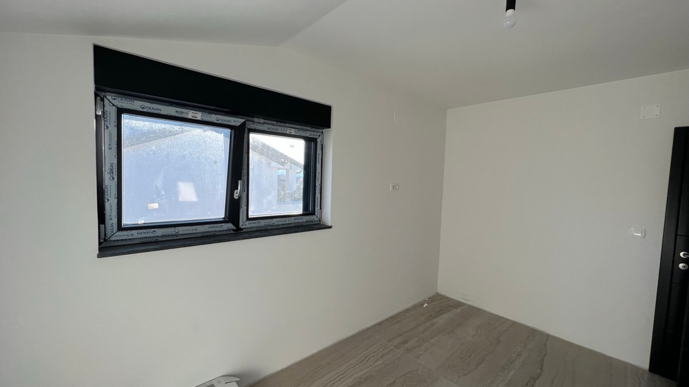 Pièce sobre avec vue par la fenêtre, chambre potentielle dans un appartement de biens immobiliers en Croatie