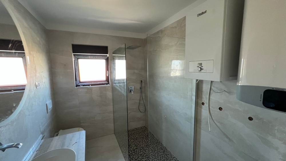 Élégante salle de bains avec douche moderne, caractéristique des biens de qualité en Croatie.