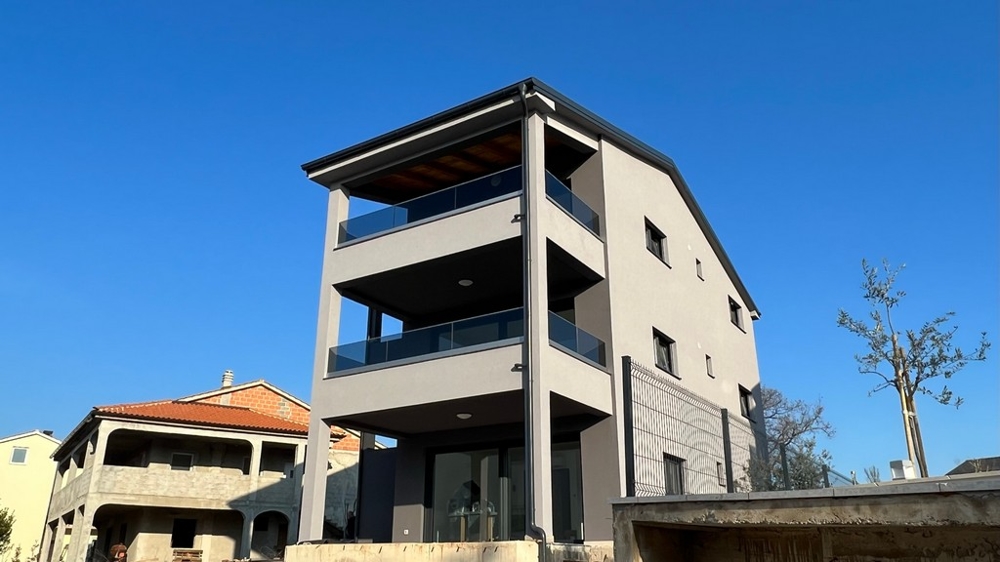 Immeuble neuf moderne avec balcons attrayants, représentatif de l'architecture contemporaine du bien sur l'île de Krk.