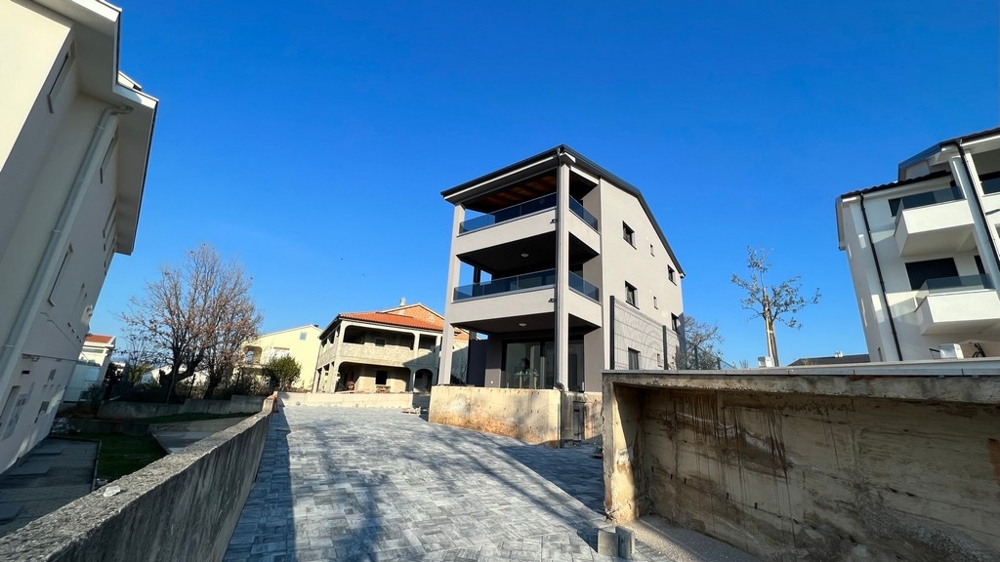 Accès pavé à l'immeuble neuf, une caractéristique du bien de qualité sur l'île de Krk.