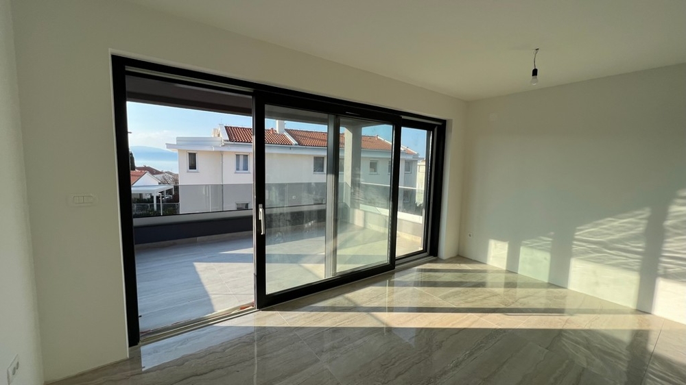 Séjour avec accès direct à la terrasse, souligne l'impression d'espace ouvert du bien sur l'île de Krk.