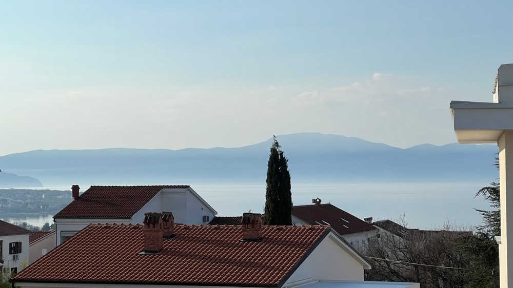 Vue panoramique sur la côte, souligne l'emplacement privilégié du bien sur l'île de Krk.