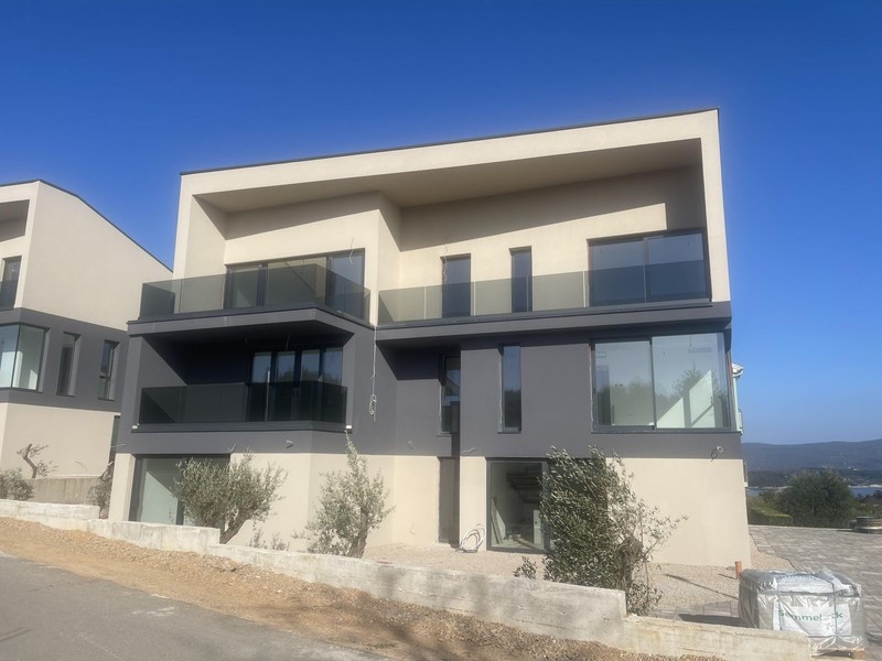 Villa urbaine avec balcons et garde-corps en verre