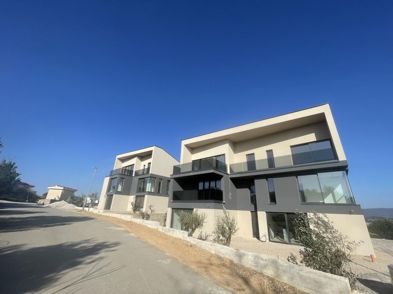 Nouvelles maisons d'habitation dans une rue calme