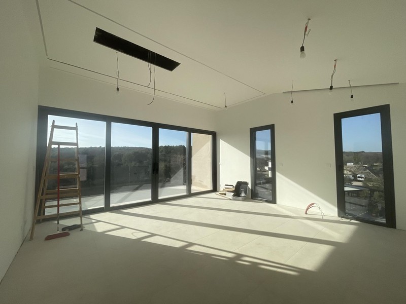 Séjour lumineux avec grande façade vitrée