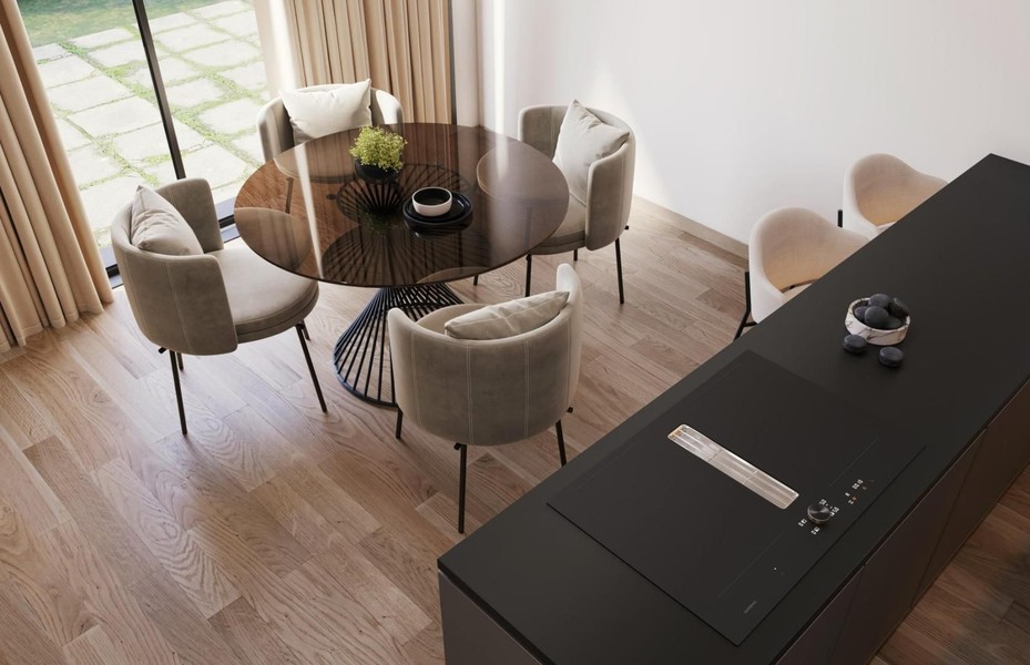 Table à manger ronde avec chaises rembourrées à côté de l'îlot de cuisson