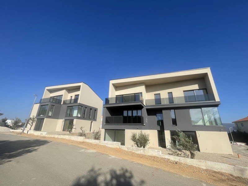 Les deux nouvelles maisons d'habitation donnant sur la rue