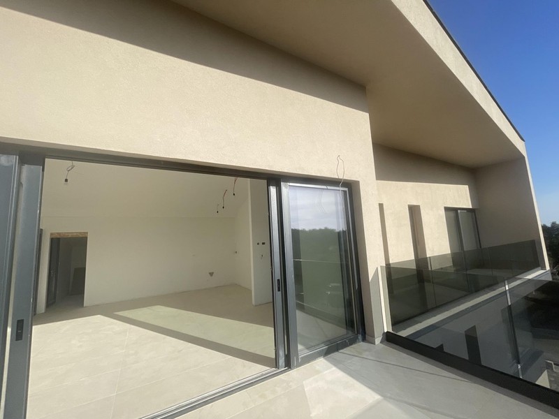 Terrasse avec garde-corps en verre devant le séjour