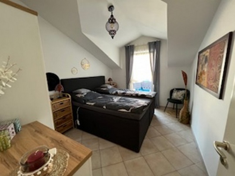 Chambre mansardée avec lit boxspring foncé