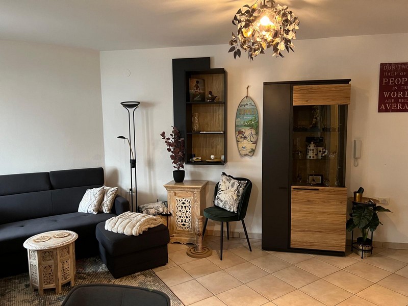 Séjour avec vitrine, étagère murale et lampadaire