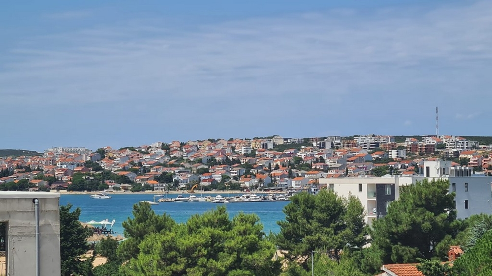 Vue panoramique de Novalja, île de Pag, avec vue sur les appartements et la côte bleue, biens immobiliers Croatie
