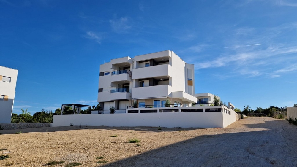 Vue de face d'un immeuble d'appartements blanc moderne à Novalja, île de Pag, biens immobiliers Croatie