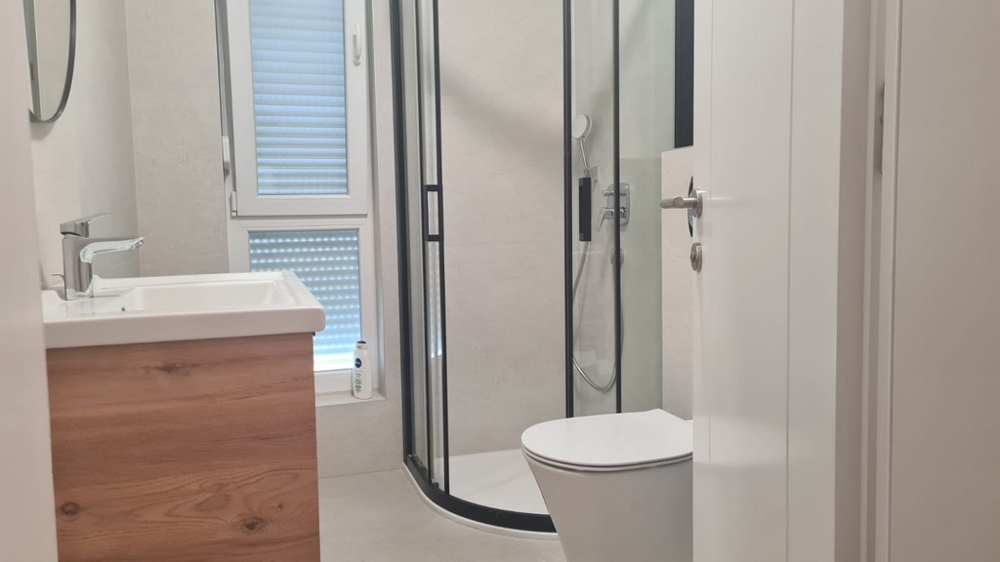 Deuxième salle de bains d'un appartement à Novalja, île de Pag, avec cabine de douche et design moderne, biens immobiliers Croatie