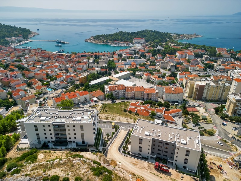 Biens immobiliers en Croatie, Makarska, appartement avec vue mer : vue aérienne d'un nouvel ensemble résidentiel