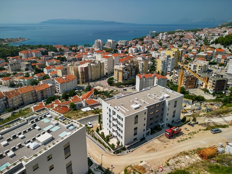 Biens immobiliers en Croatie, Makarska, appartement avec vue mer : vue aérienne de nouveaux immeubles avec vue mer
