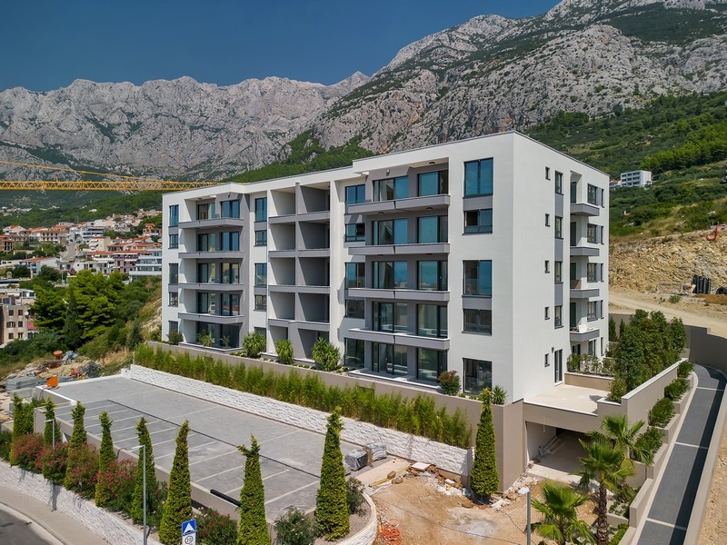 Biens immobiliers en Croatie, Makarska, appartement avec vue mer : photo de détail d'un immeuble résidentiel moderne et blanc