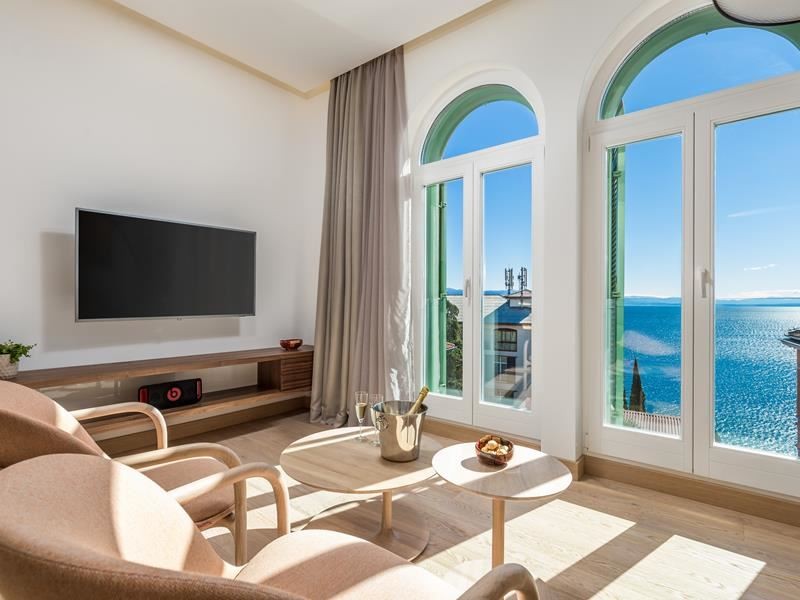 Salon avec fenêtres cintrées et vue sur la pleine mer