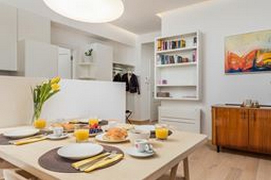 Table de petit-déjeuner dans un séjour moderne, parfaite pour les acheteurs de biens immobiliers en Croatie