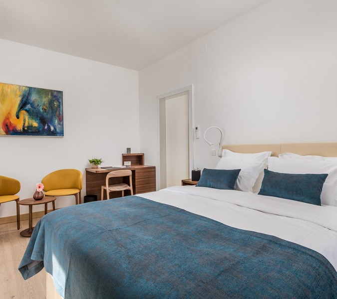 Chambre moderne avec espace de travail