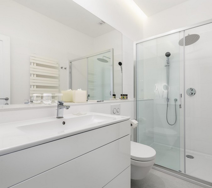 Salle de bains moderne avec douche en verre