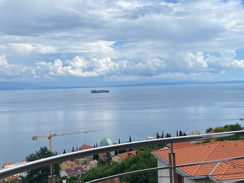 Cargo dans la baie sous des nuages qui s'amoncellent