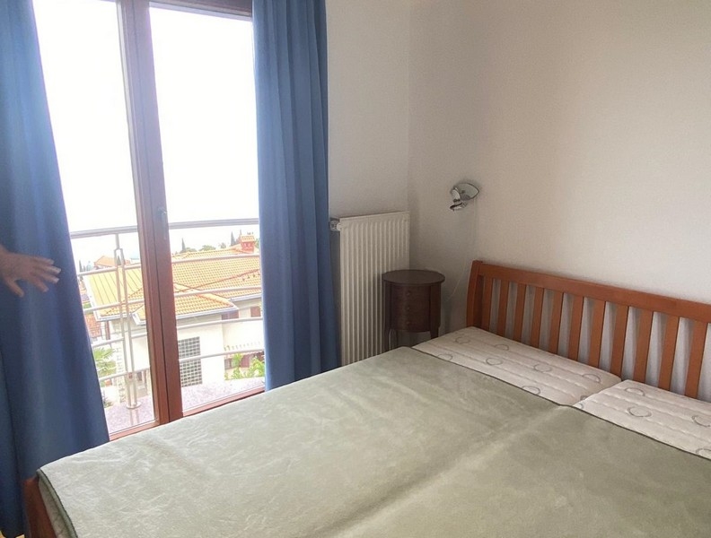 Chambre avec lit double et porte de balcon