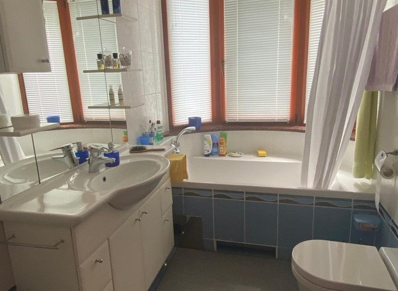 Salle de bains moderne avec baignoire et lumière naturelle dans l'appartement en Croatie.