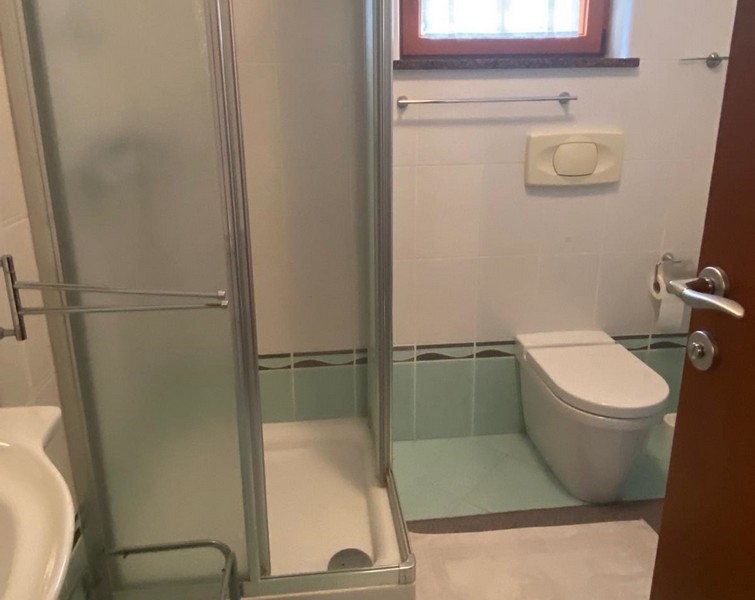 Deuxième salle de bains avec douche dans un bien en Croatie, Opatija.