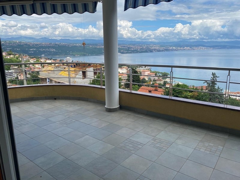 Terrasse avec belle vue mer du bien A3303 en Croatie.