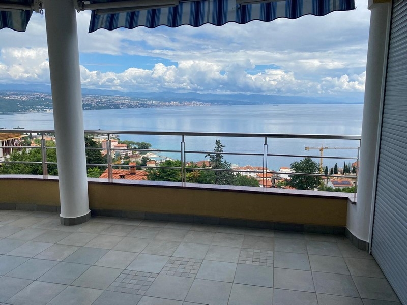 Terrasse avec vue panoramique sur la mer dans un bel emplacement en Croatie à Opatija.