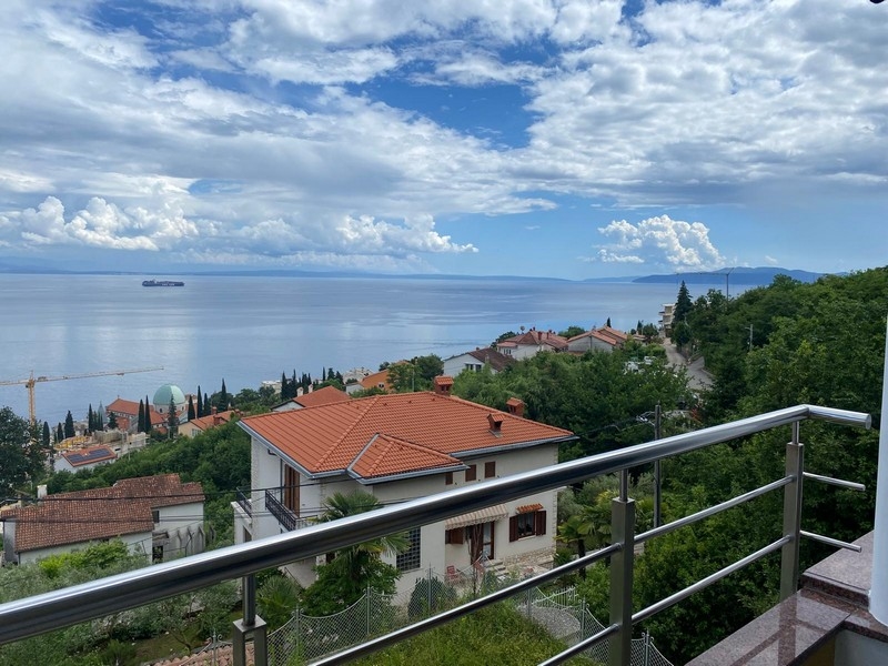 Spectaculaire vue mer d'un bien en Croatie depuis l'appartement à Opatija.