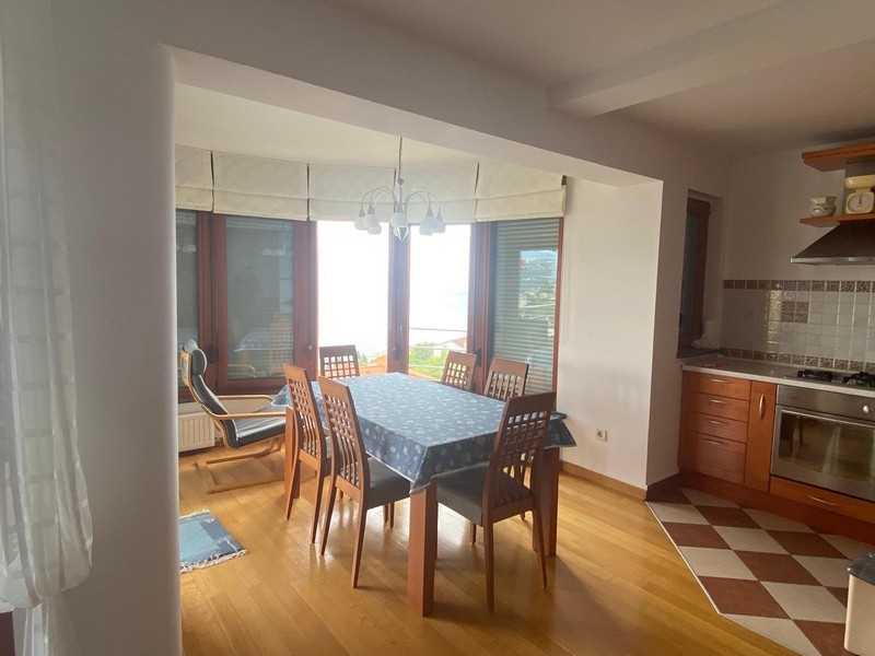 Séjour ouvert avec accès à la terrasse dans un bien en Croatie, Opatija.