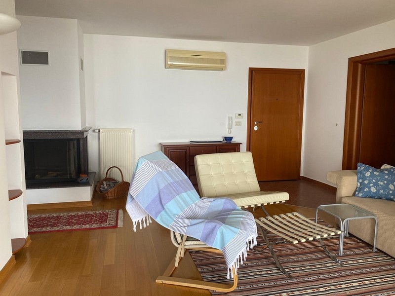 Spacieux salon à l'aménagement confortable dans un bien en Croatie, Opatija.