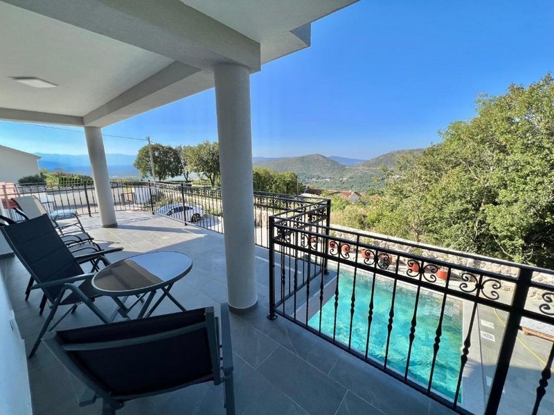 Biens immobiliers Croatie, appartement avec vue mer, vaste terrasse avec vue
