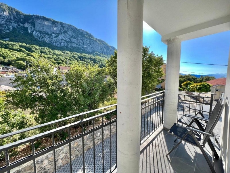 Biens immobiliers Croatie, appartement avec vue mer, terrasse avec vue sur les montagnes