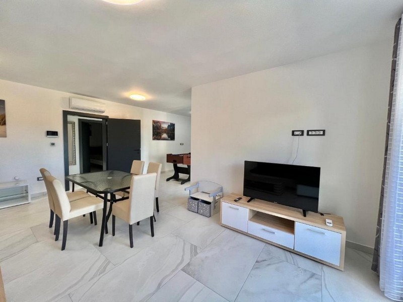 Biens immobiliers Croatie, appartement avec vue mer, salon et coin repas