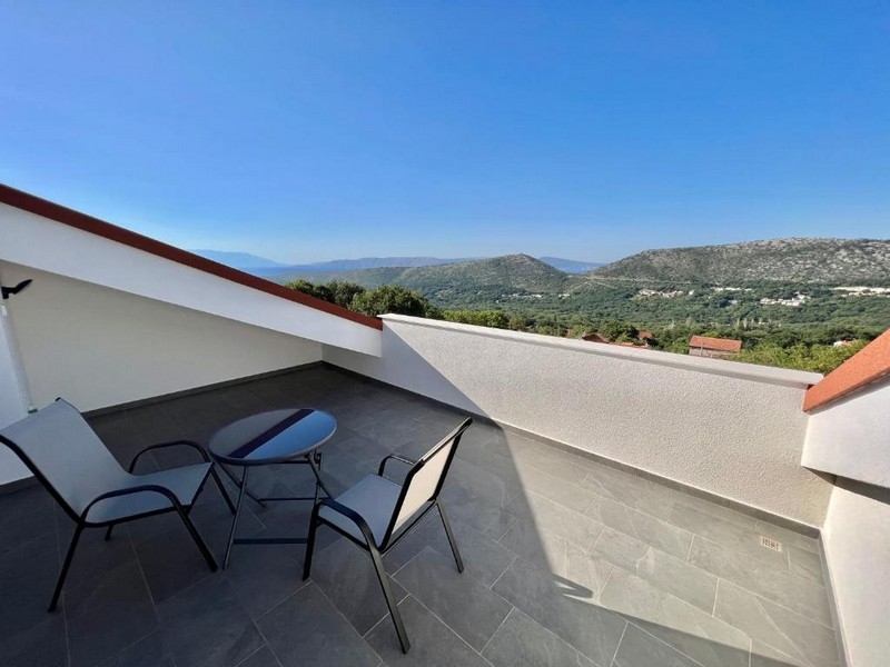 Biens immobiliers Croatie, appartement avec vue mer - terrasse avec deux chaises et une table