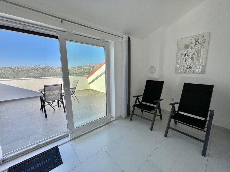 Biens immobiliers Croatie, appartement avec vue mer - vue de l'intérieur sur la terrasse