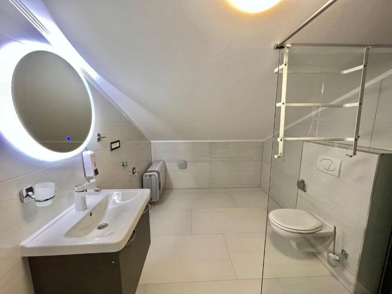 Salle de bains à l'aménagement moderne