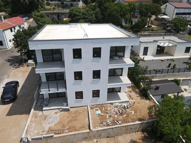 Vue des appartements neufs modernes en Croatie, entourés d'espaces verts