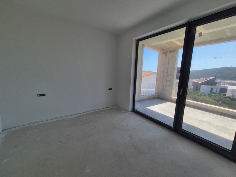 Pièce avec porte coulissante vitrée donnant sur la terrasse couverte